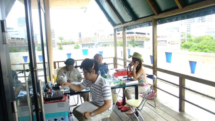 昼のスマイリーサロン放送テラス風景